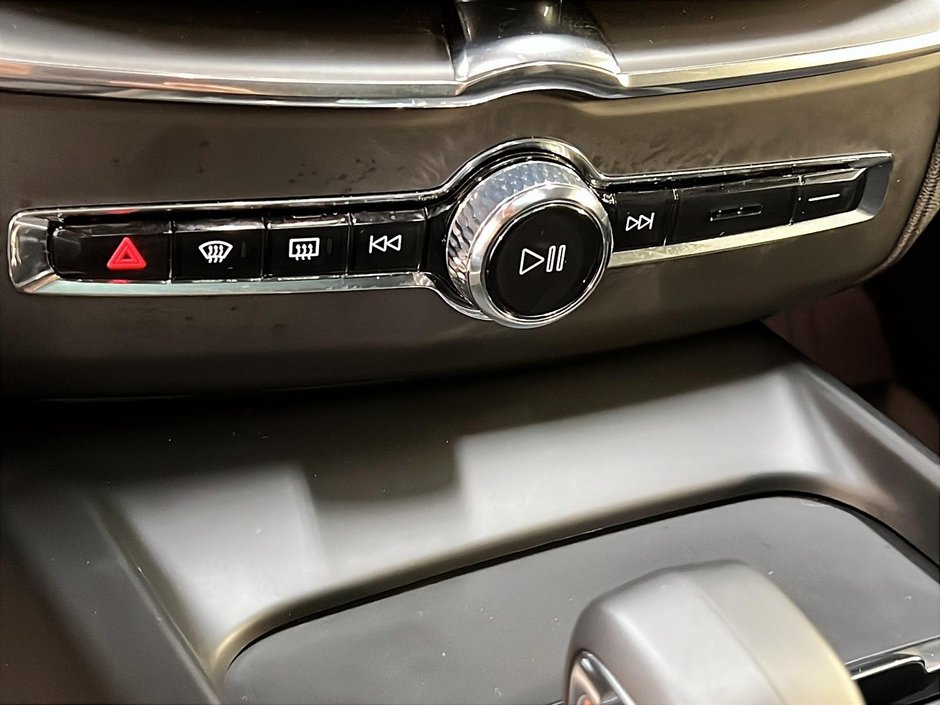 2025 Volvo XC60 B5 CORE CUIR TOIT PANO NAV 4RM-16