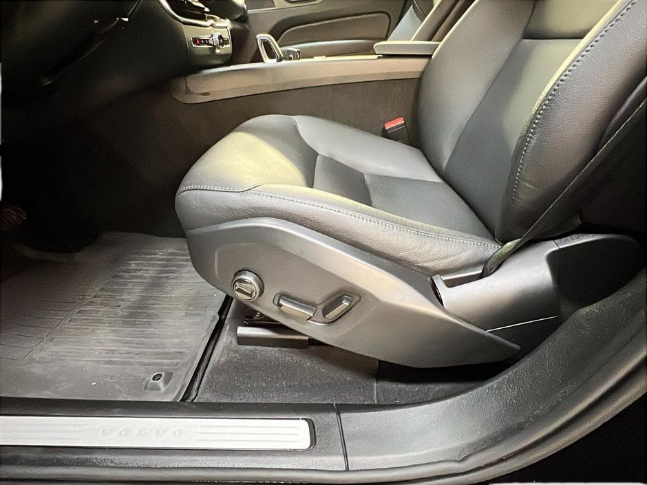 2025 Volvo XC60 B5 CORE CUIR TOIT PANO NAV 4RM-26
