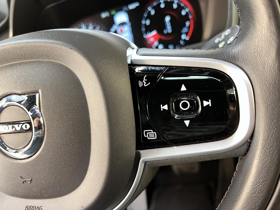 Volvo XC90 T6 MOMENTUM CUIR TOIT PANO NAV 4RM 2021-21