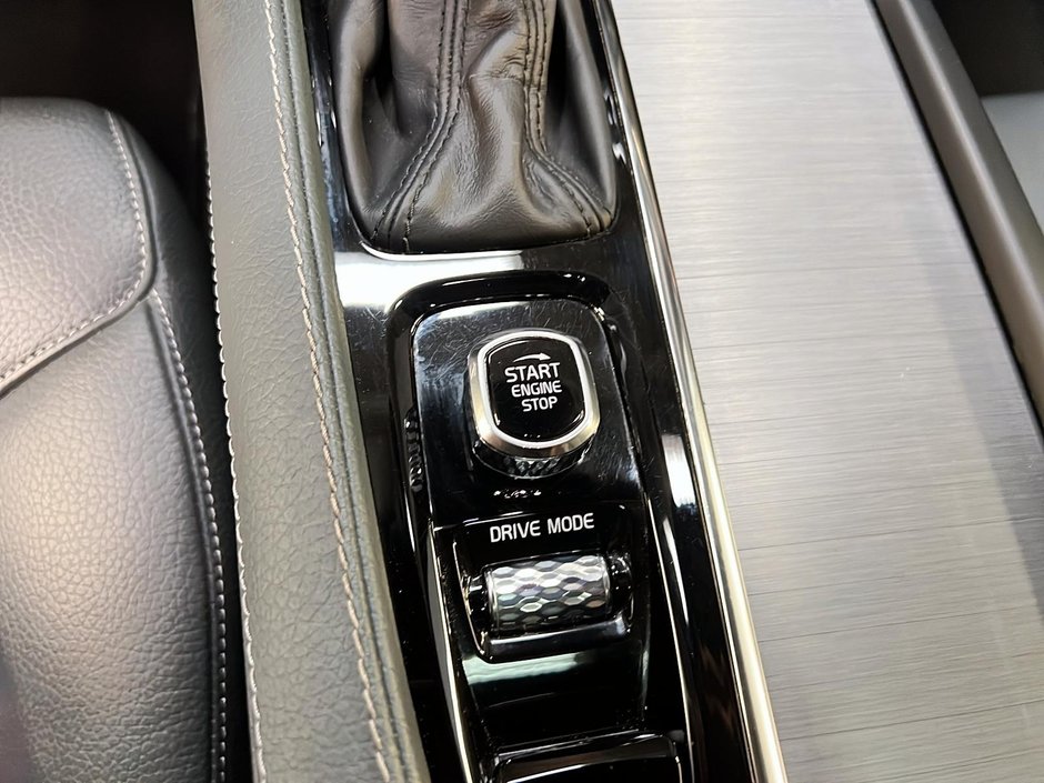 Volvo XC90 T6 MOMENTUM CUIR TOIT PANO NAV 4RM 2021-20