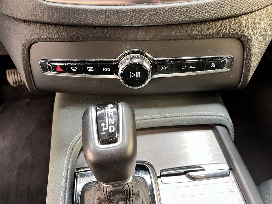 Volvo XC90 T6 MOMENTUM CUIR TOIT PANO NAV 4RM 2021-16