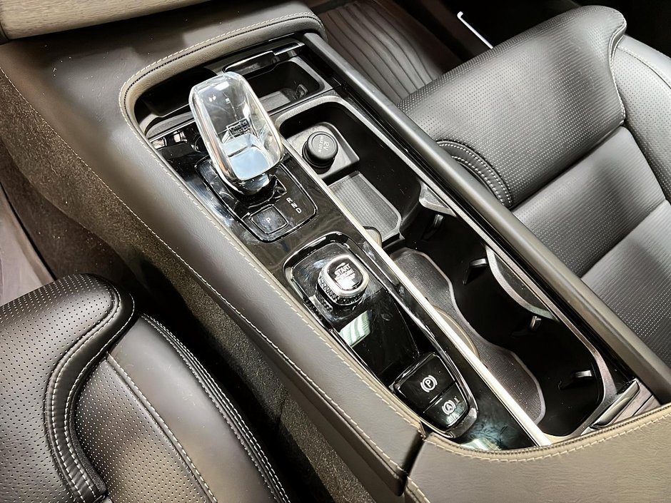 2025 Volvo XC90 B6 ULTRA CUIR TOIT PANO NEV 4RM-16