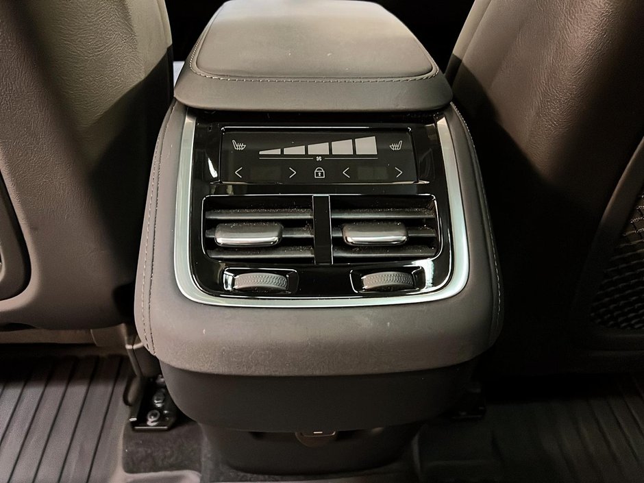 Volvo XC90 B6 CORE CUIR TOIT PANO NAV 4RM 2025-11
