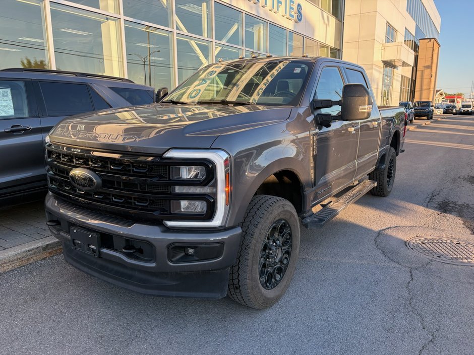 Ford Super Duty F-250 SRW LARIAT | 6.7 DIESEL | BLACK PACK | TOIT PANO | 2024 à Brossard, Québec