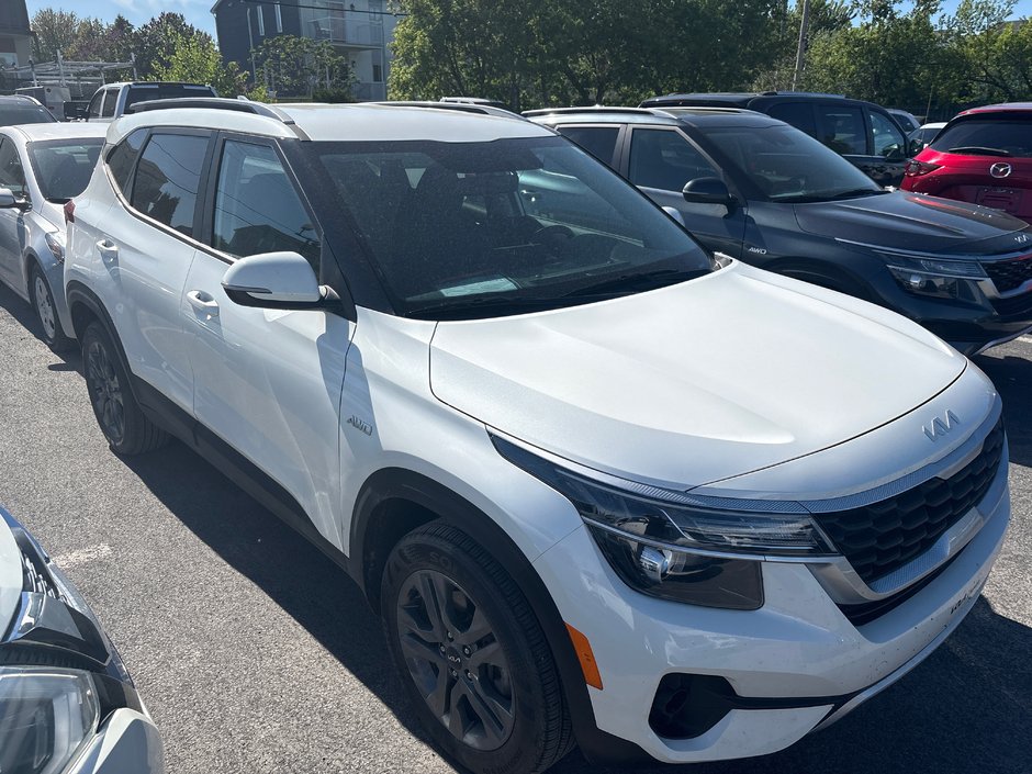 Kia Seltos LX AWD BLANC 39911KM 2023 1 PROPRIO PAS DE RECLAMATION AU CARFAX