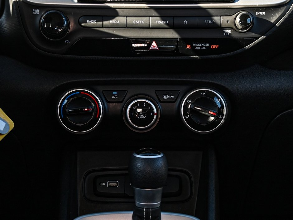 Hyundai Venue Essential 2022-20