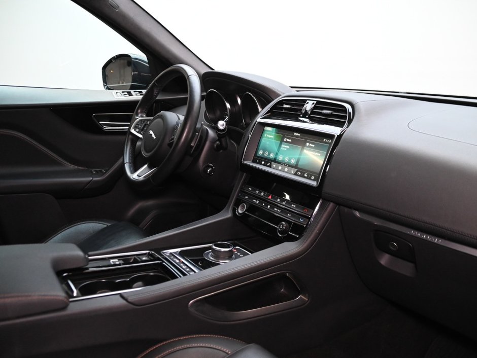 2020 Jaguar F-PACE Prestige-25