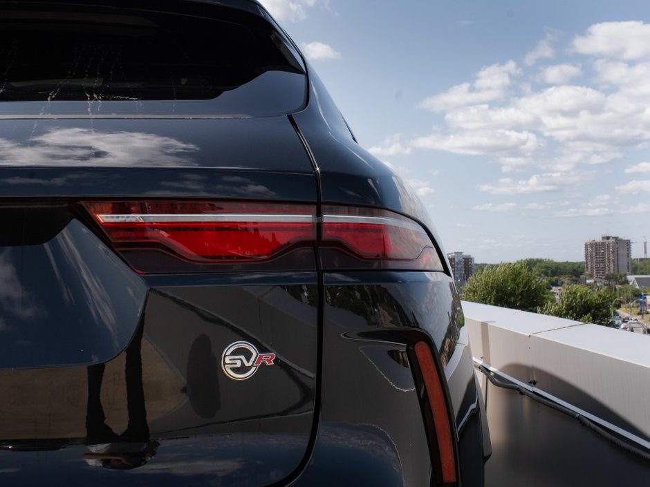 Jaguar F-PACE P550 SVR 2021-17