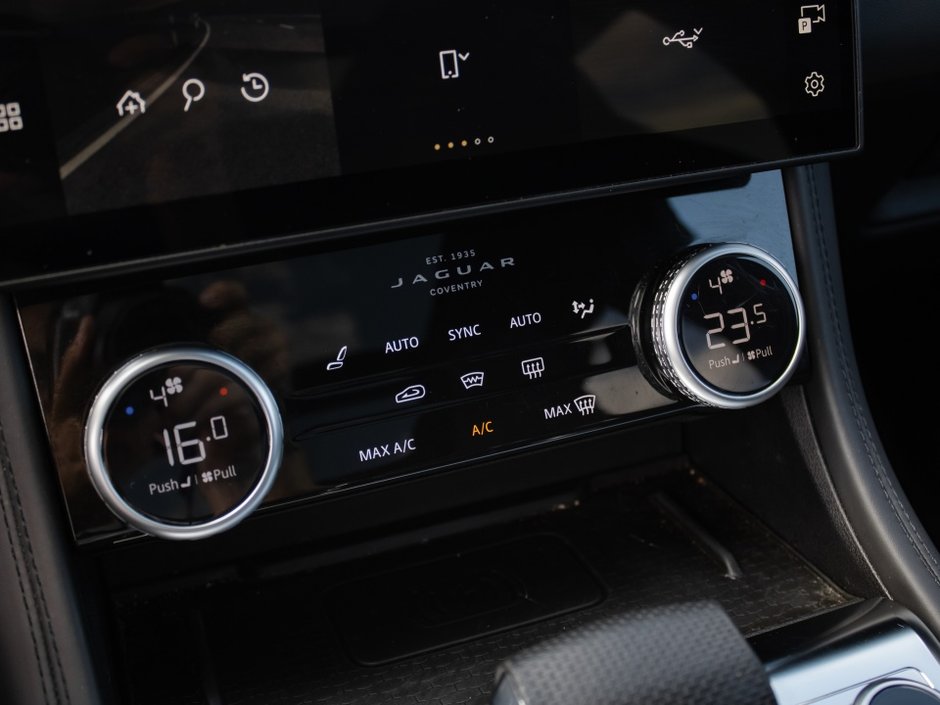 Jaguar F-PACE P550 SVR 2021-12