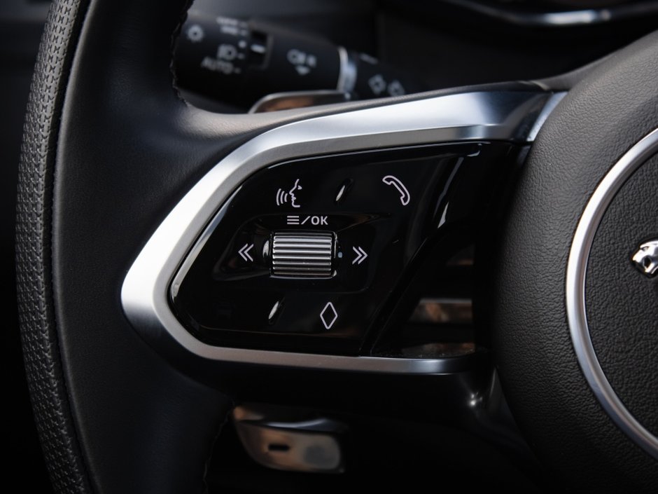 Jaguar F-PACE P550 SVR 2021-10