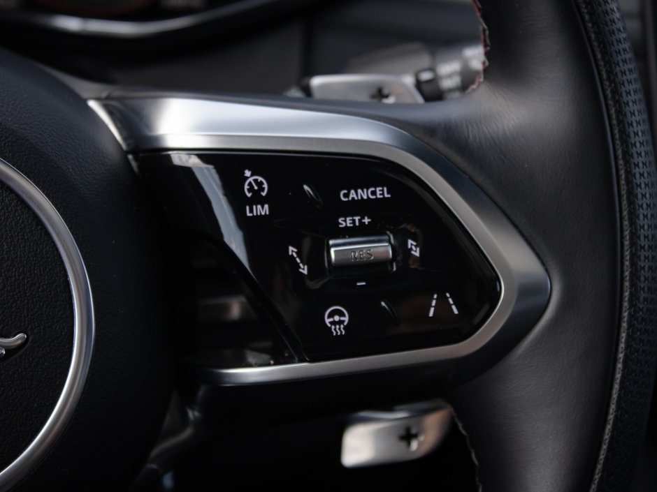 Jaguar F-PACE P550 SVR 2021-11