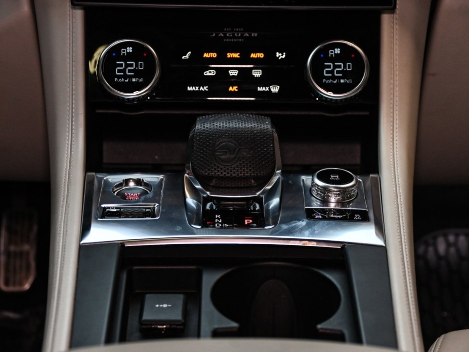 Jaguar F-PACE P550 SVR 2021-20