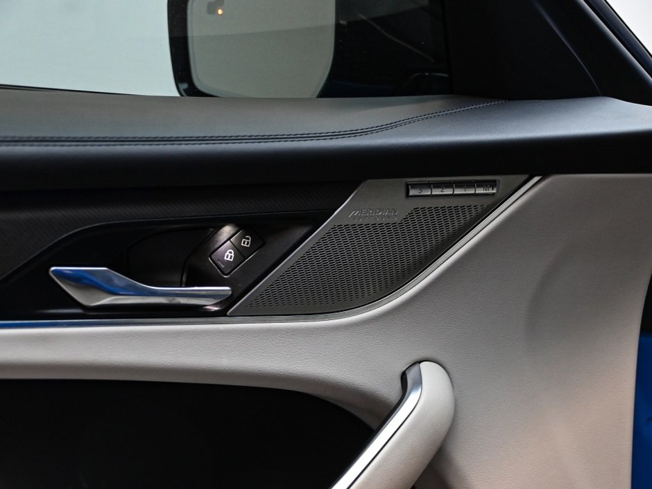 Jaguar F-PACE P550 SVR 2021-8