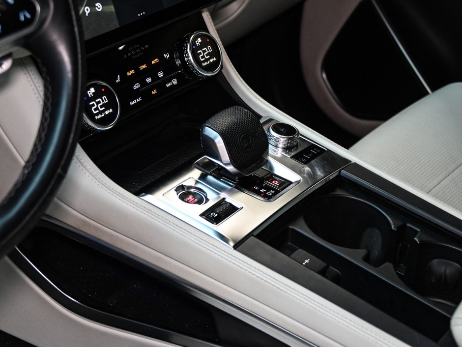 Jaguar F-PACE P550 SVR 2021-12