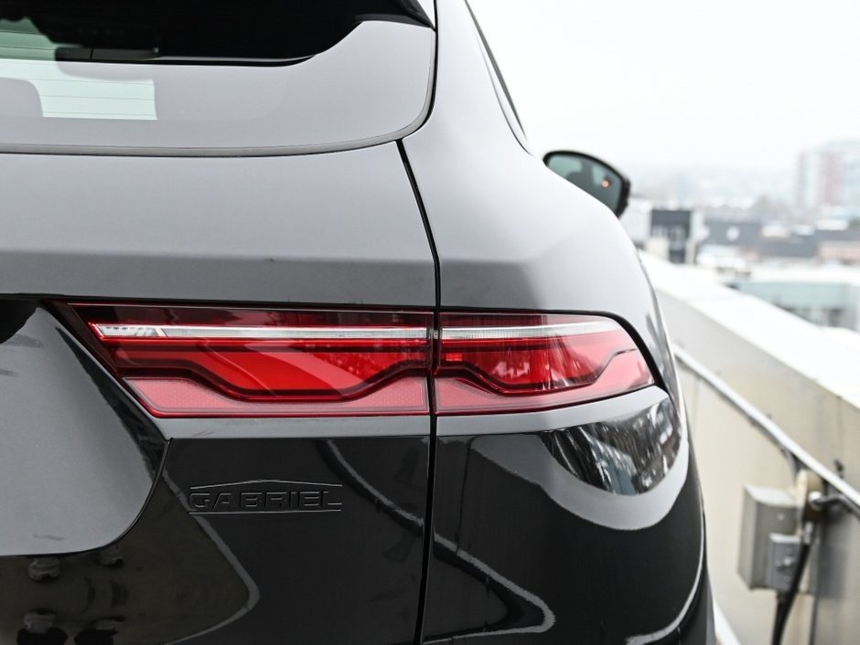 Jaguar F-PACE R-Dynamic S 2023-32