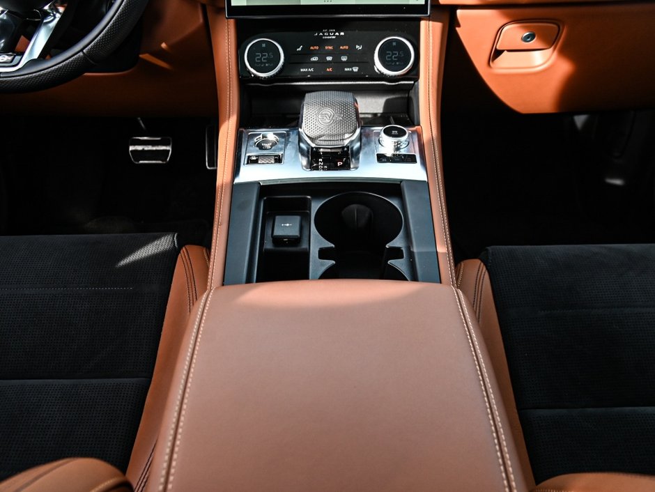 2024 Jaguar F-PACE SVR-35