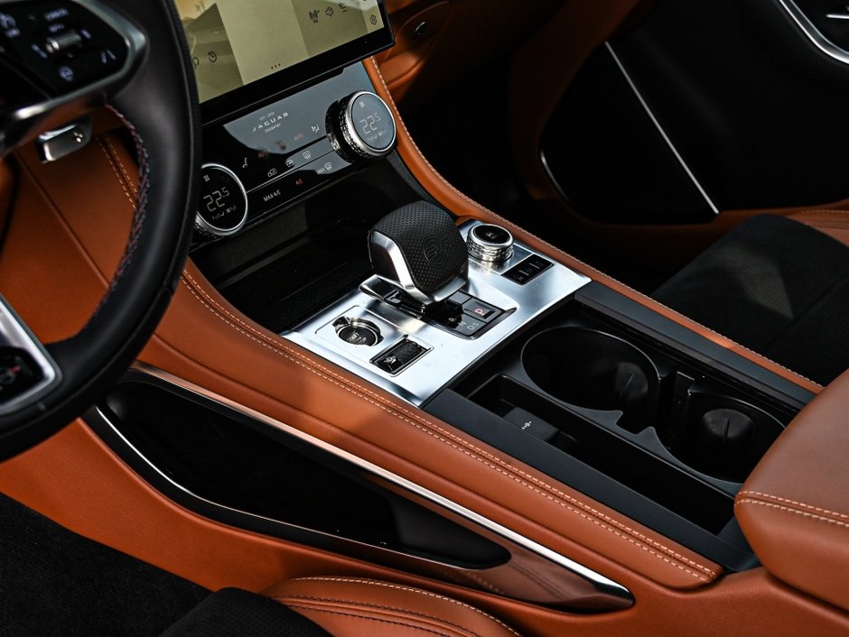 2024 Jaguar F-PACE SVR-20