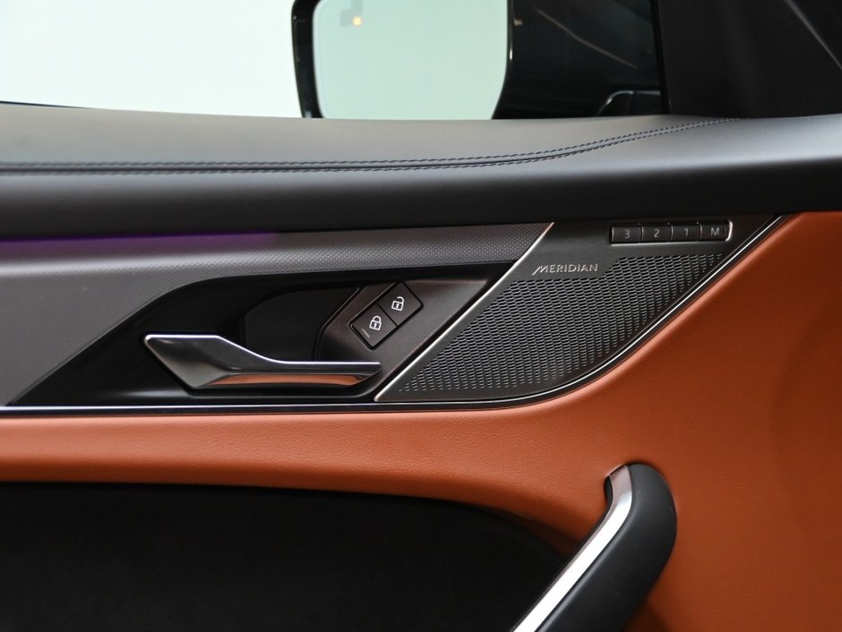 2025 Jaguar F-PACE P575 SVR 575 Edition-15