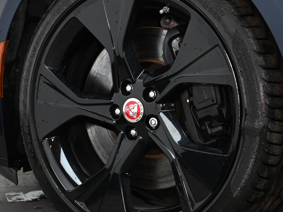 Jaguar F-TYPE R-Dynamic 2023-31