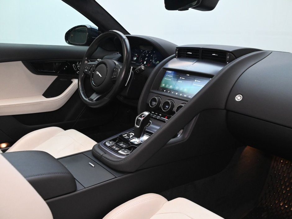 Jaguar F-TYPE R-Dynamic 2023-21