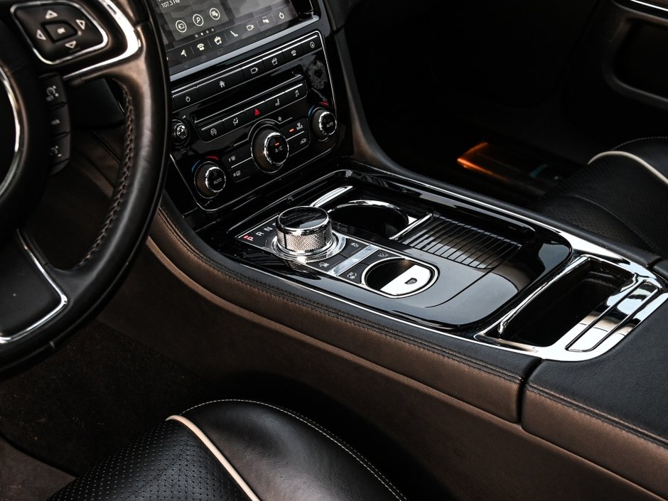 2019 Jaguar XJ R-Sport-13