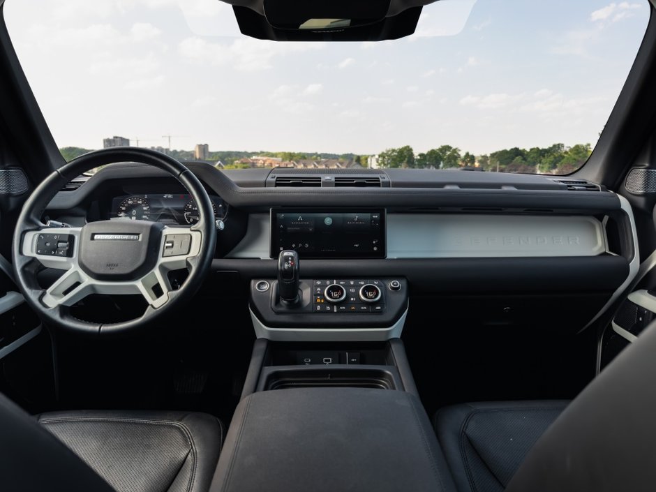 2022 Land Rover Defender SE-12