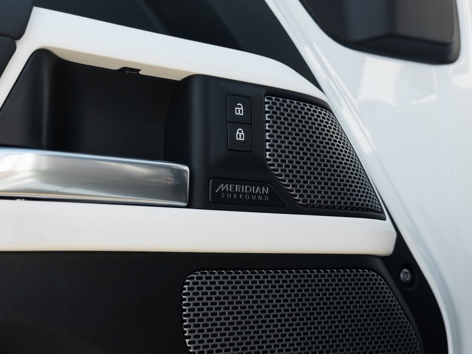 2022 Land Rover Defender SE-8