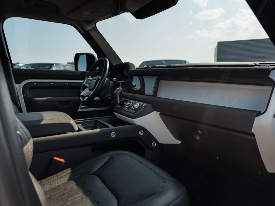 2022 Land Rover Defender SE-29