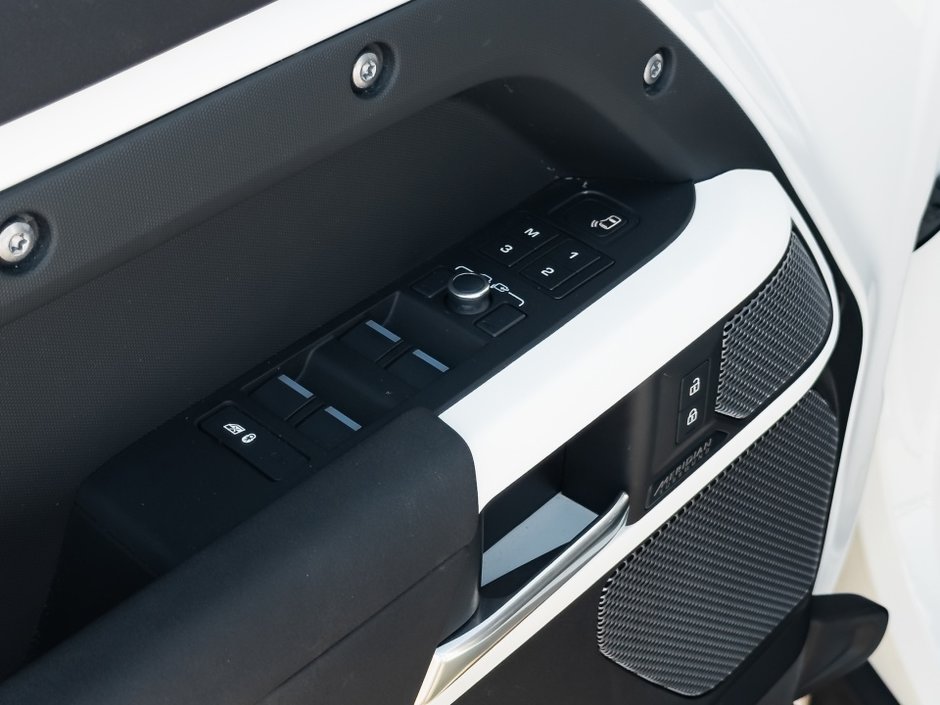 2022 Land Rover Defender SE-7