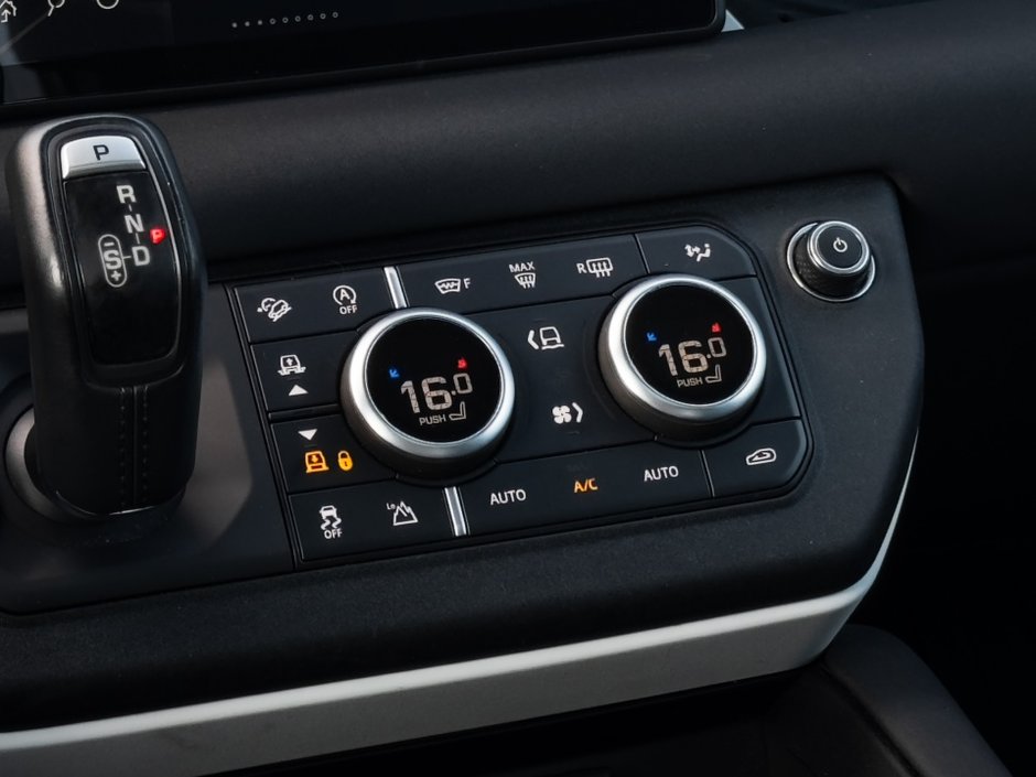 2022 Land Rover Defender SE-24