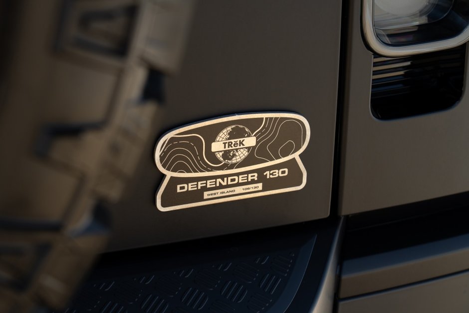 2023 Land Rover Defender SE-14