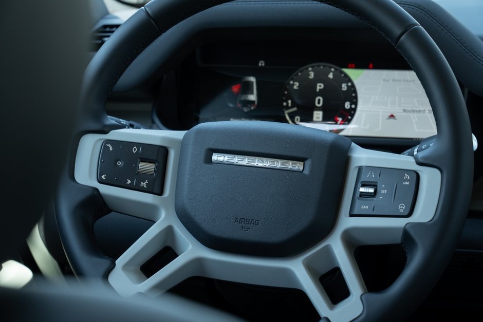 2023 Land Rover Defender SE-13