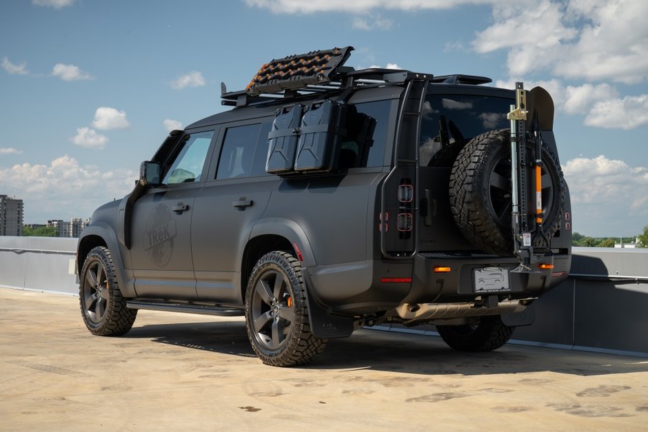 2023 Land Rover Defender SE-1