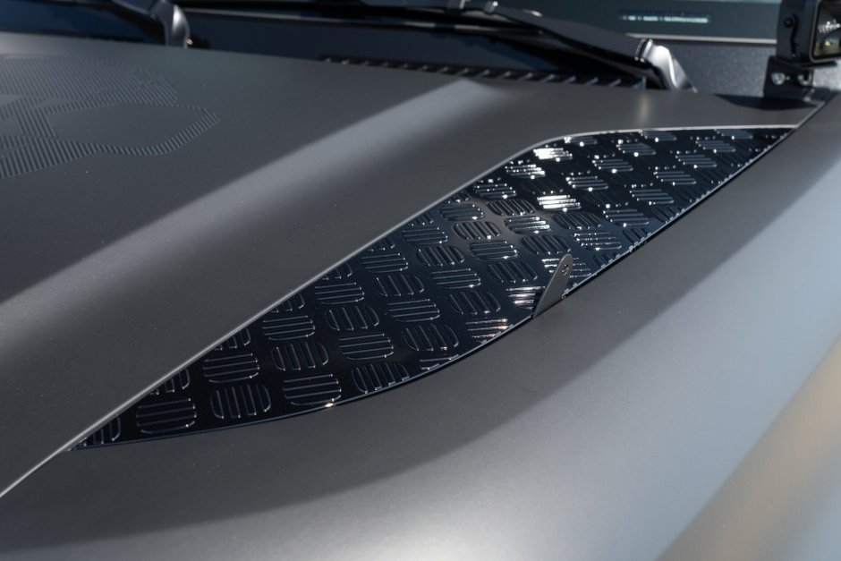 2023 Land Rover Defender SE-18