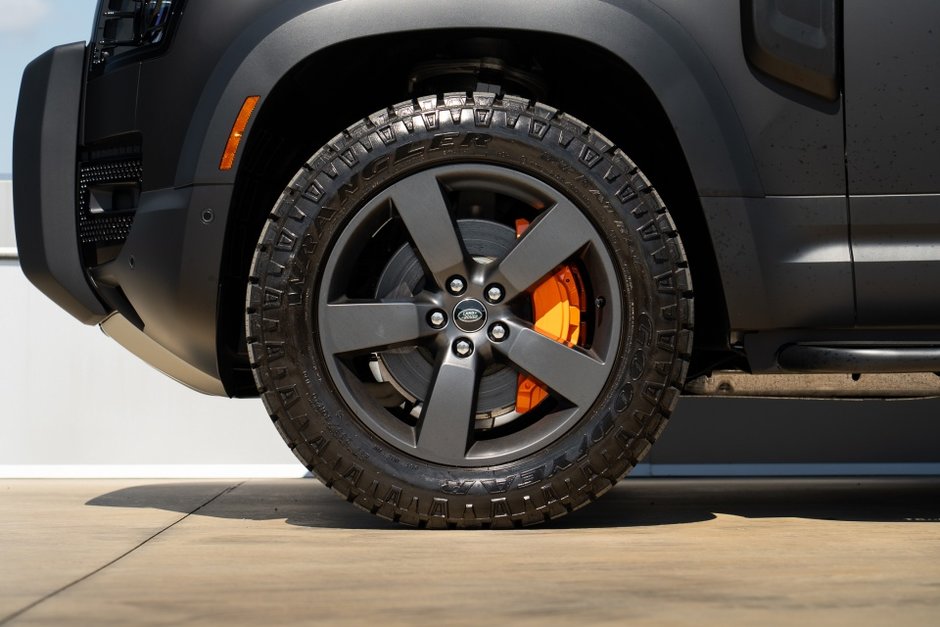 2023 Land Rover Defender SE-8