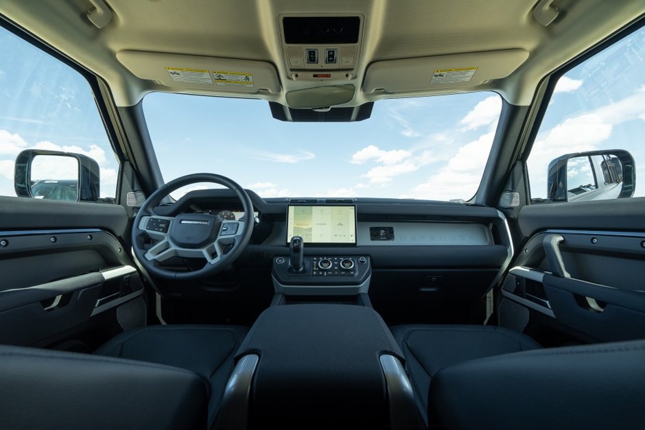 2023 Land Rover Defender SE-2
