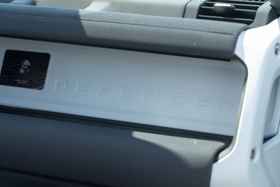2023 Land Rover Defender SE-16