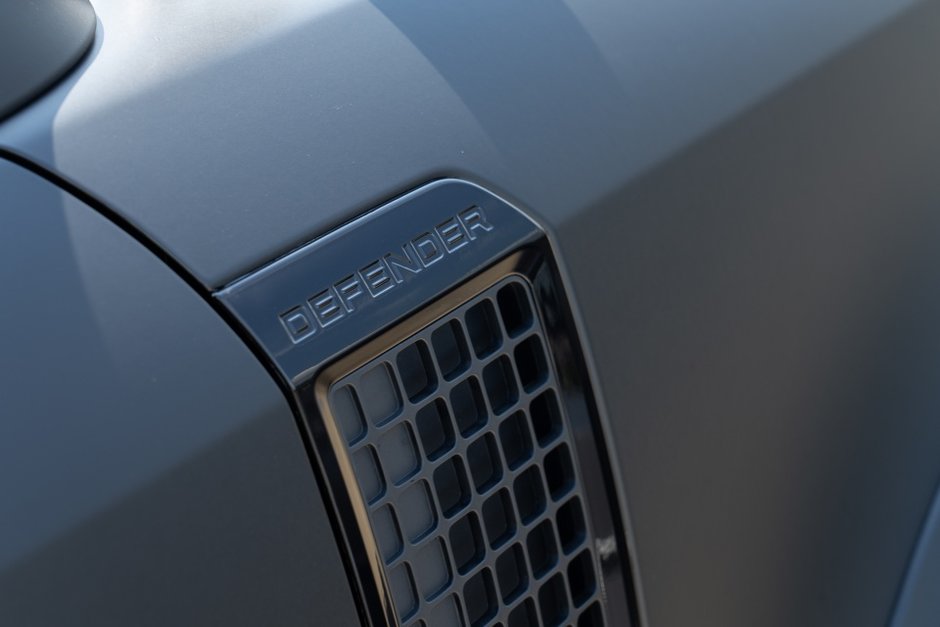 2023 Land Rover Defender SE-17