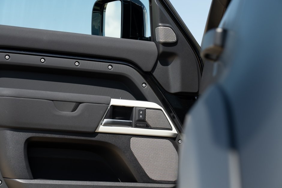 2023 Land Rover Defender SE-11