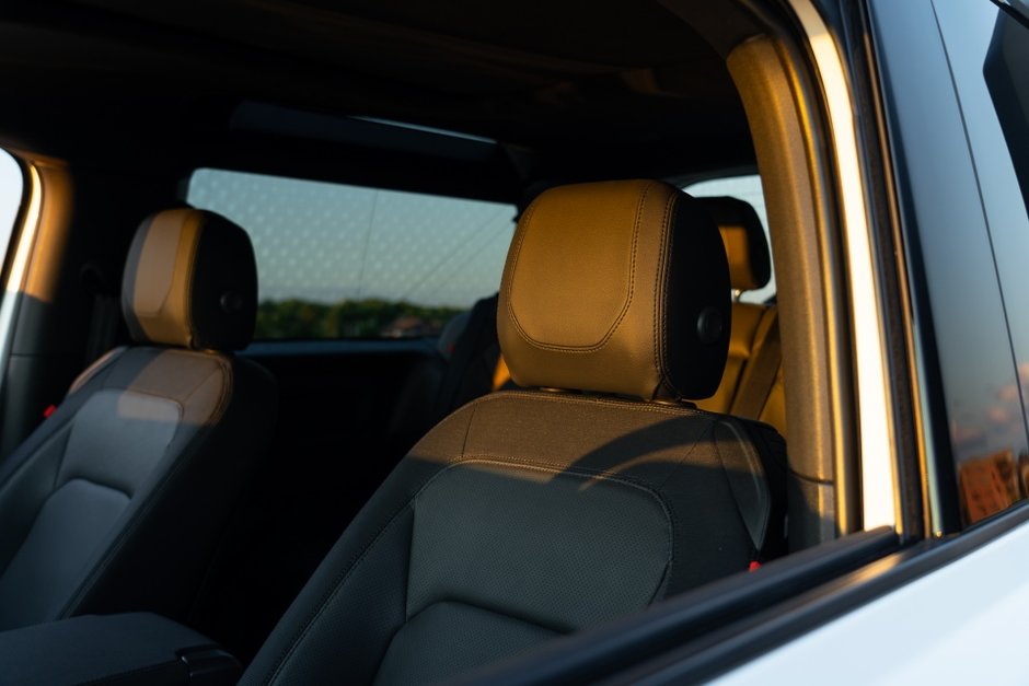 2023 Land Rover Defender X-Dynamic SE-13