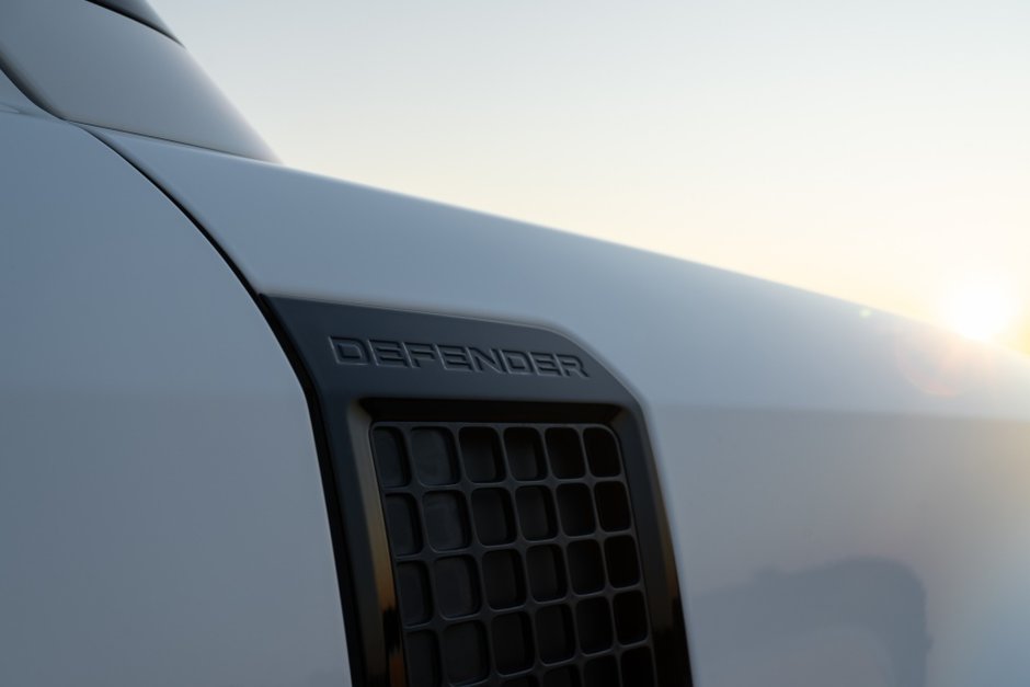 2023 Land Rover Defender X-Dynamic SE-18
