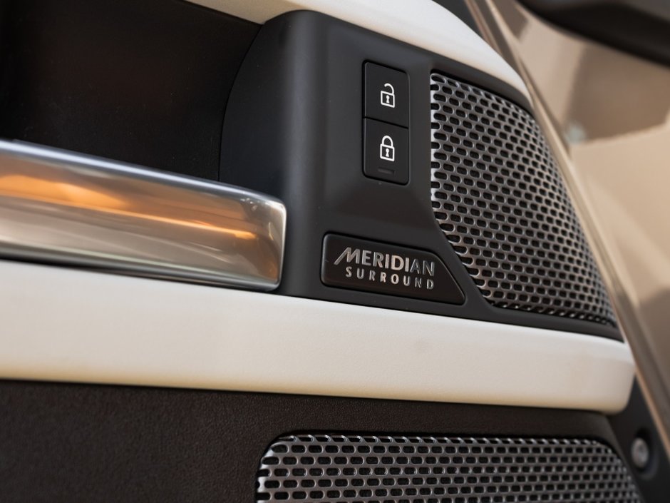 Land Rover Defender SE 2023-10