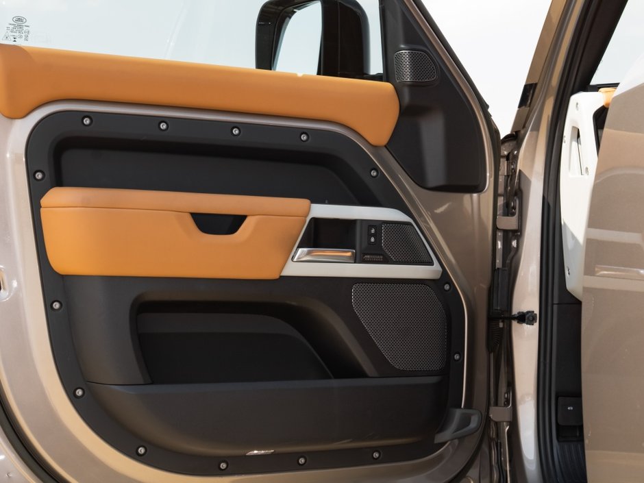 Land Rover Defender SE 2023-8