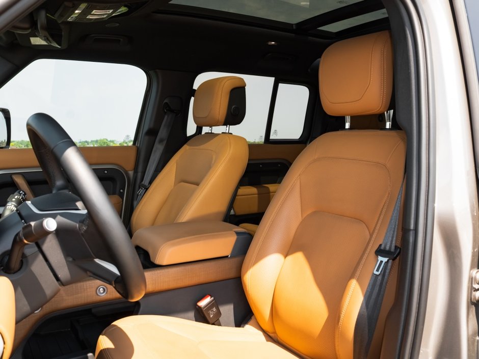 Land Rover Defender SE 2023-12