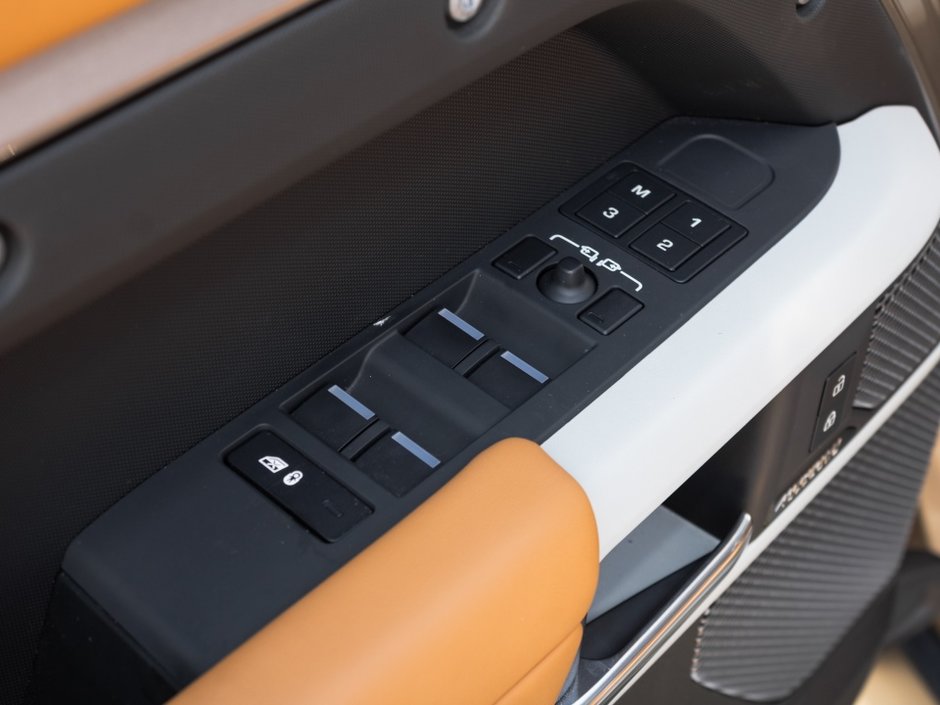 Land Rover Defender SE 2023-9