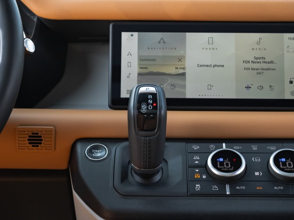Land Rover Defender SE 2023-15