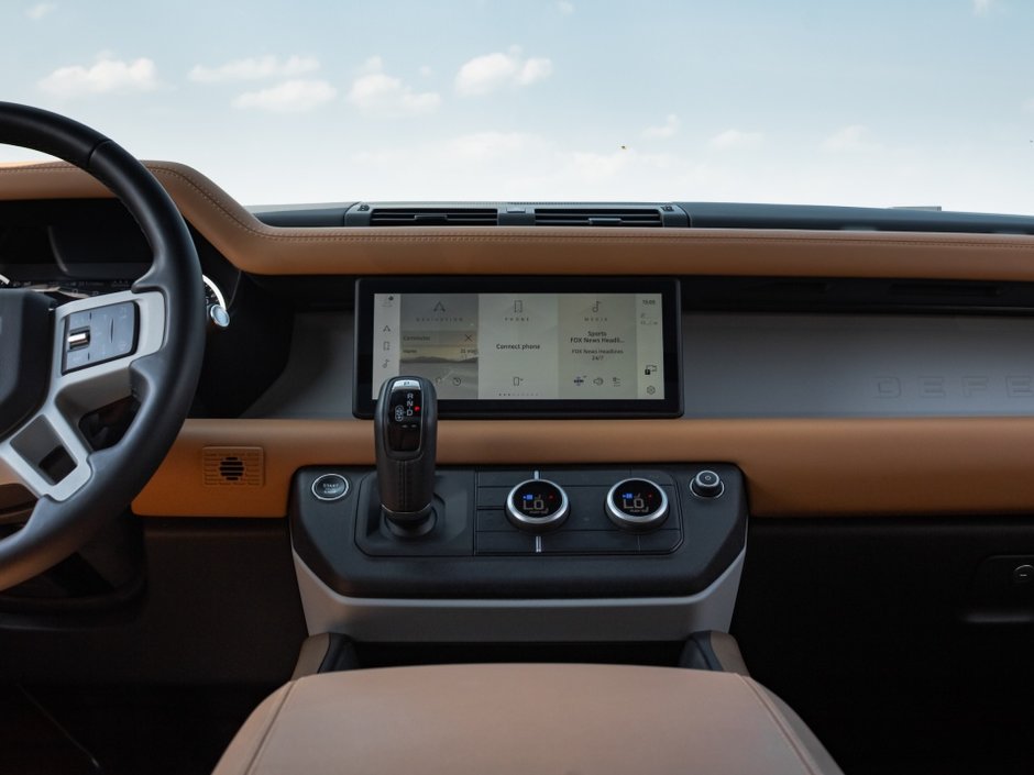Land Rover Defender SE 2023-14
