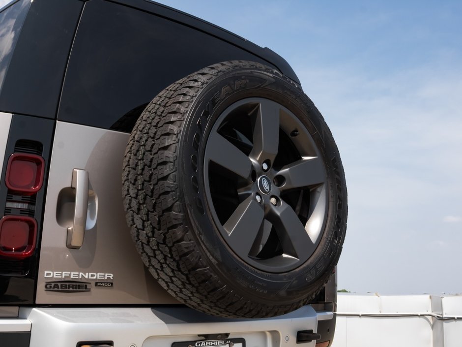 Land Rover Defender SE 2023-31