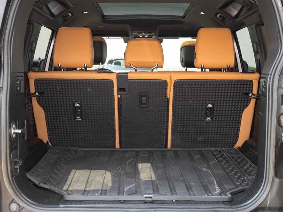 Land Rover Defender SE 2023-32