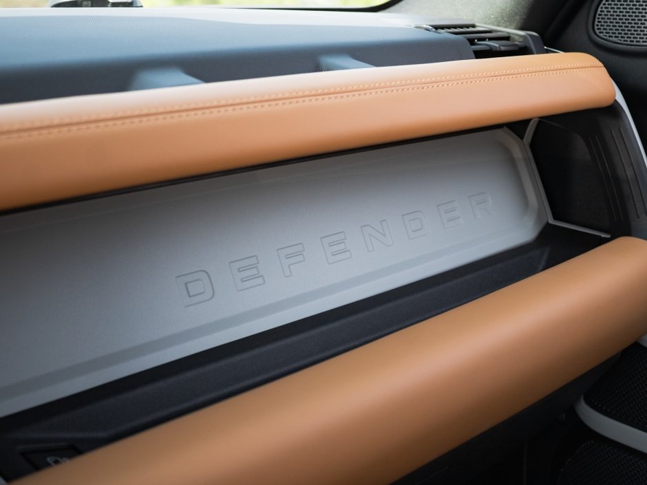 Land Rover Defender SE 2023-26
